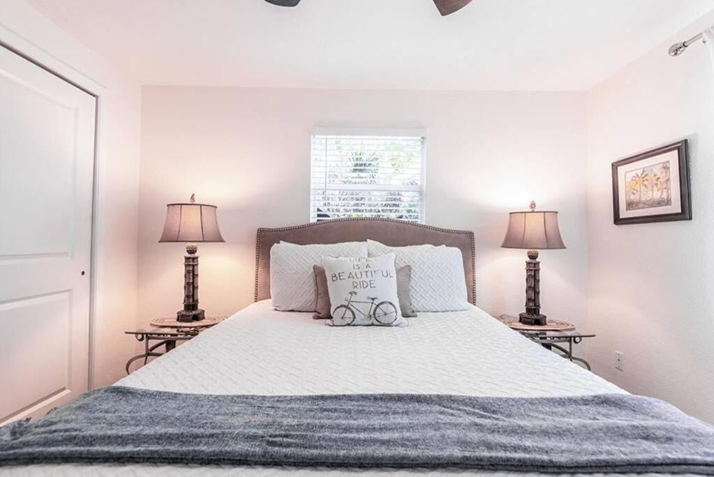 Your Tranquil Escape Is Found Directly On The Beach At The Serenity Beach Condo. Сиеста Кий Екстериор снимка