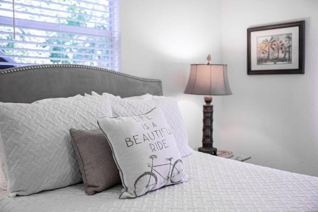 Your Tranquil Escape Is Found Directly On The Beach At The Serenity Beach Condo. Сиеста Кий Екстериор снимка