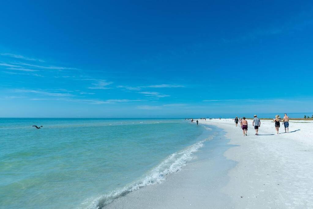 Your Tranquil Escape Is Found Directly On The Beach At The Serenity Beach Condo. Сиеста Кий Екстериор снимка
